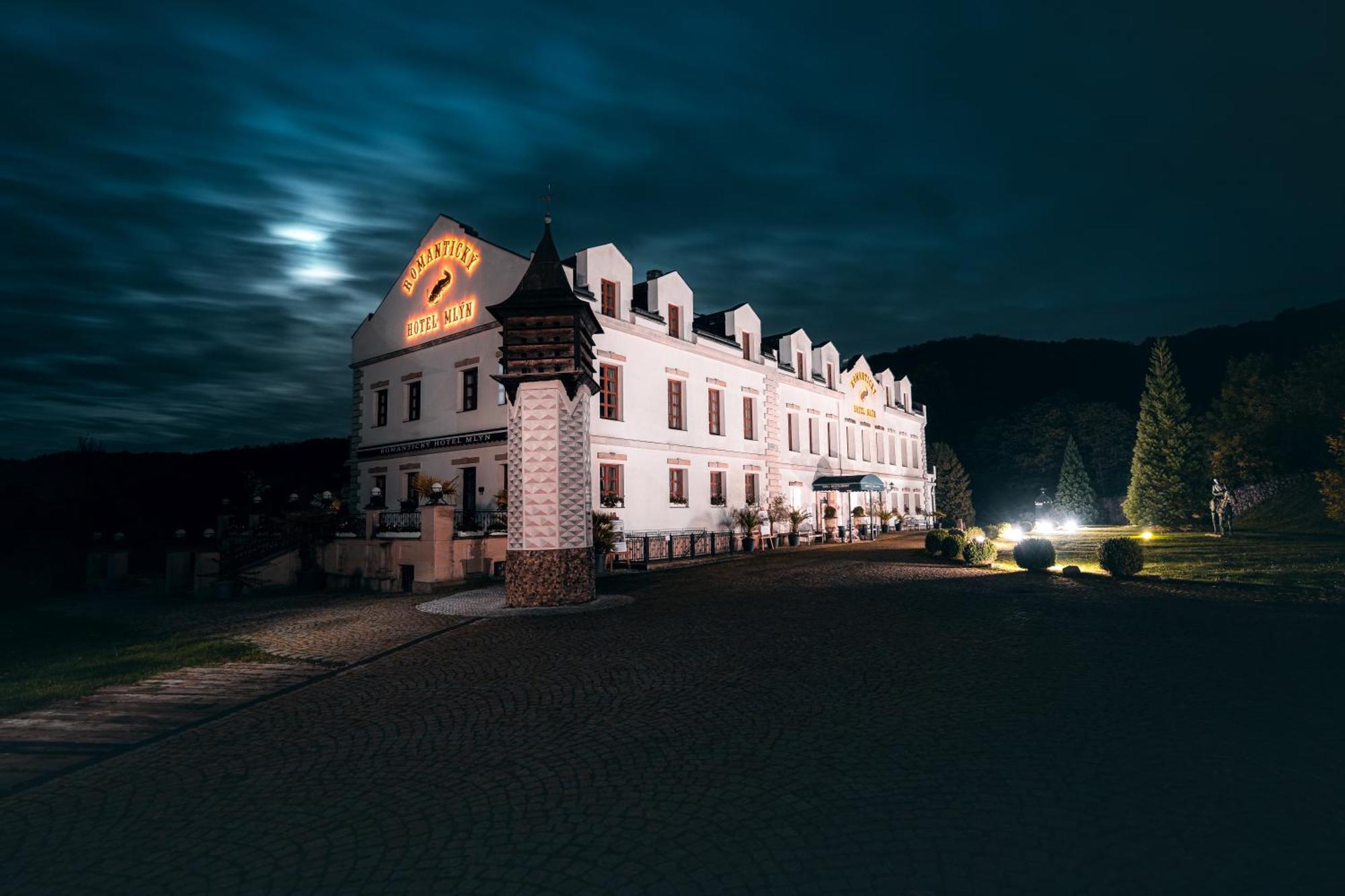 Romantic Hotel Mlyn Karlstejn ภายนอก รูปภาพ