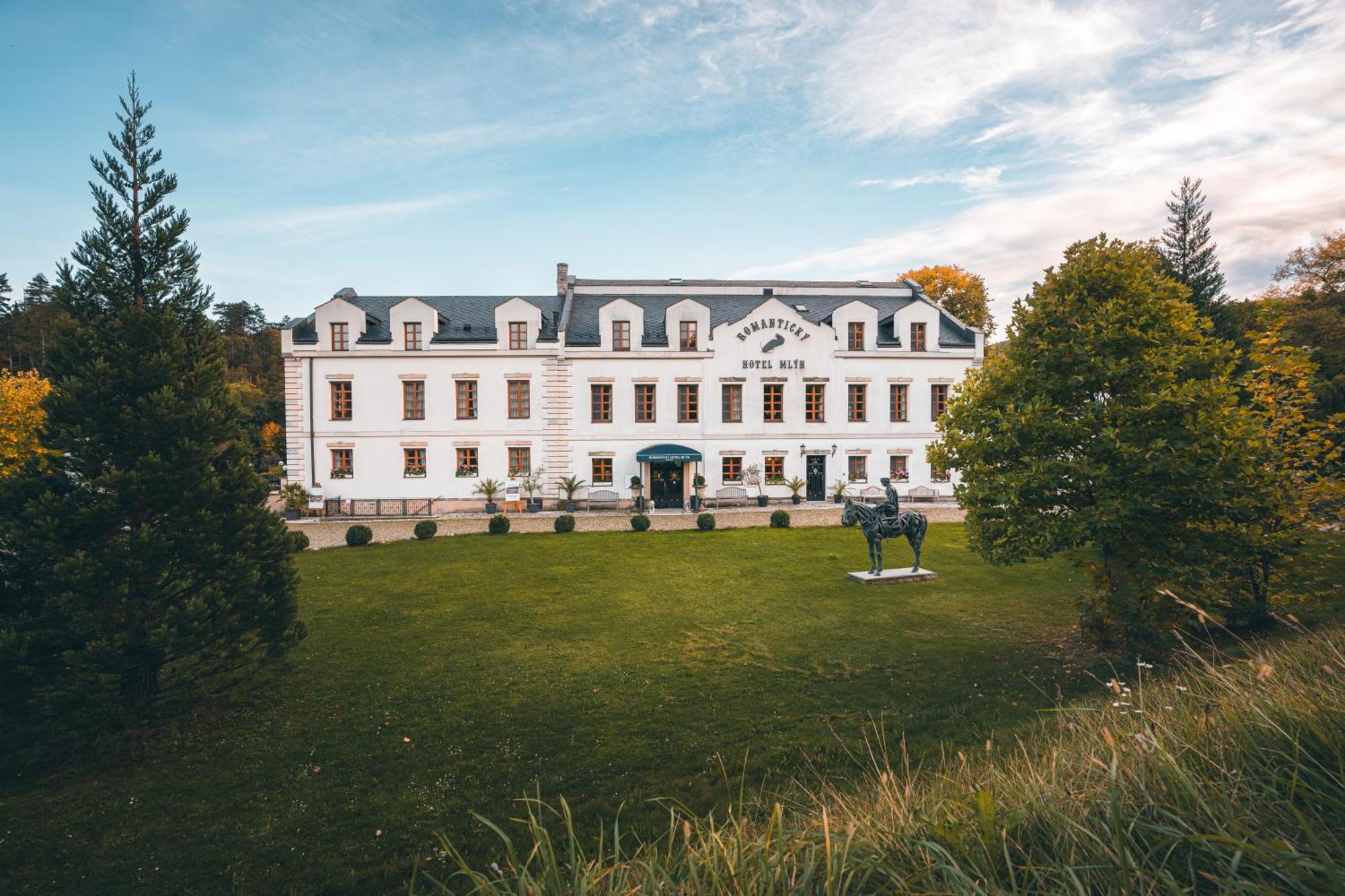 Romantic Hotel Mlyn Karlstejn ภายนอก รูปภาพ