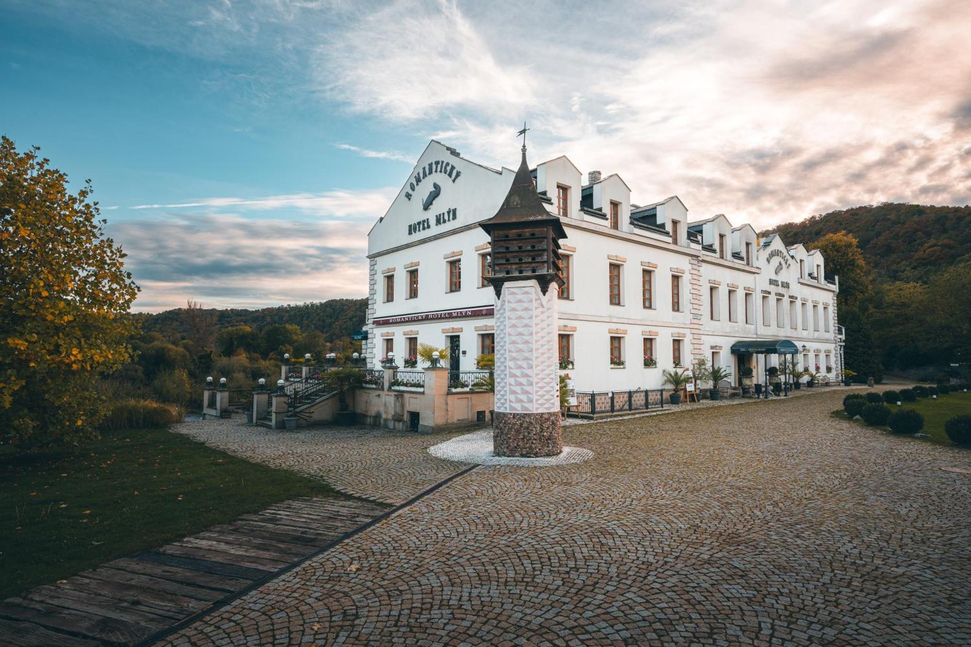 Romantic Hotel Mlyn Karlstejn ภายนอก รูปภาพ