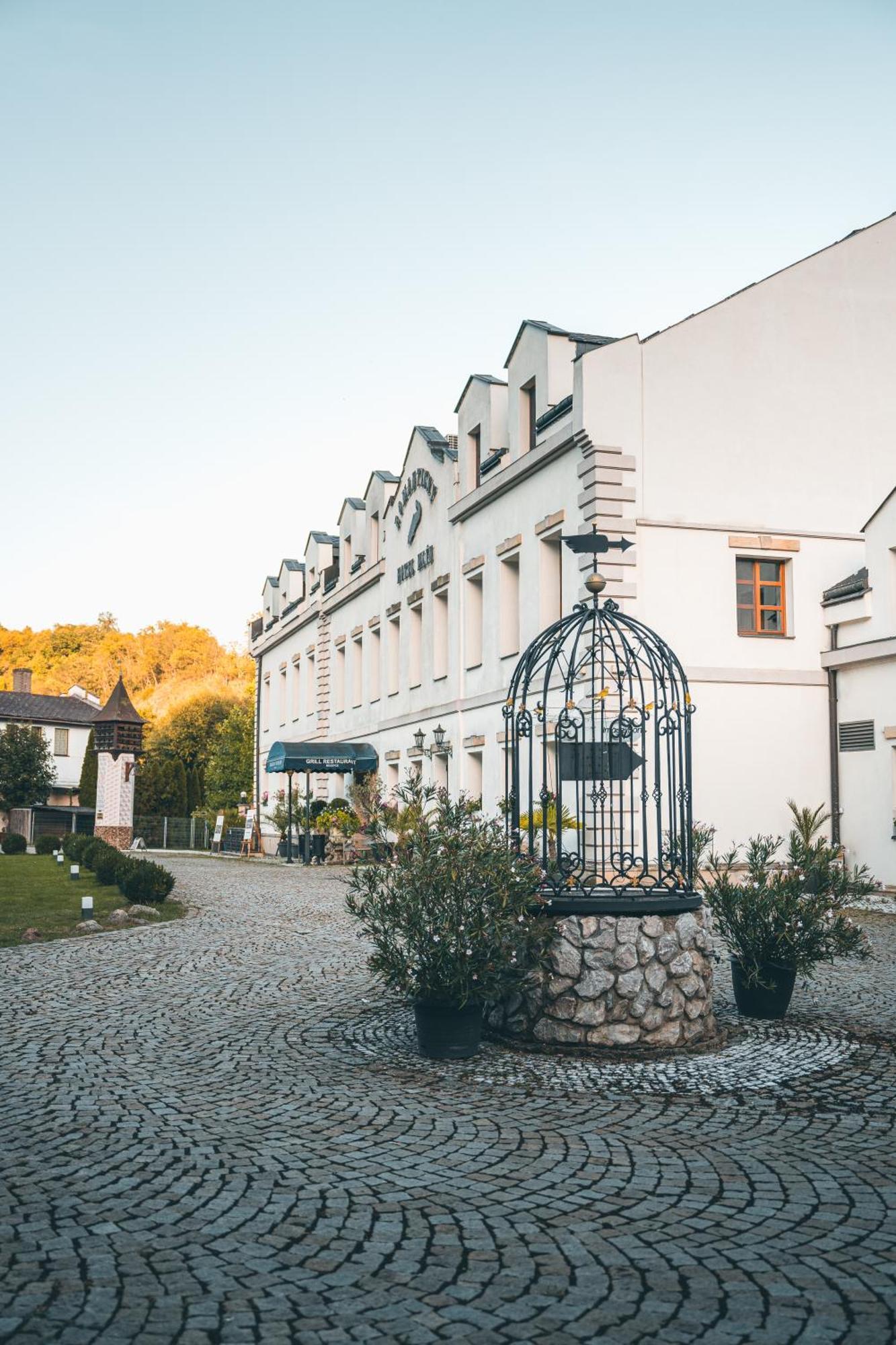 Romantic Hotel Mlyn Karlstejn ภายนอก รูปภาพ