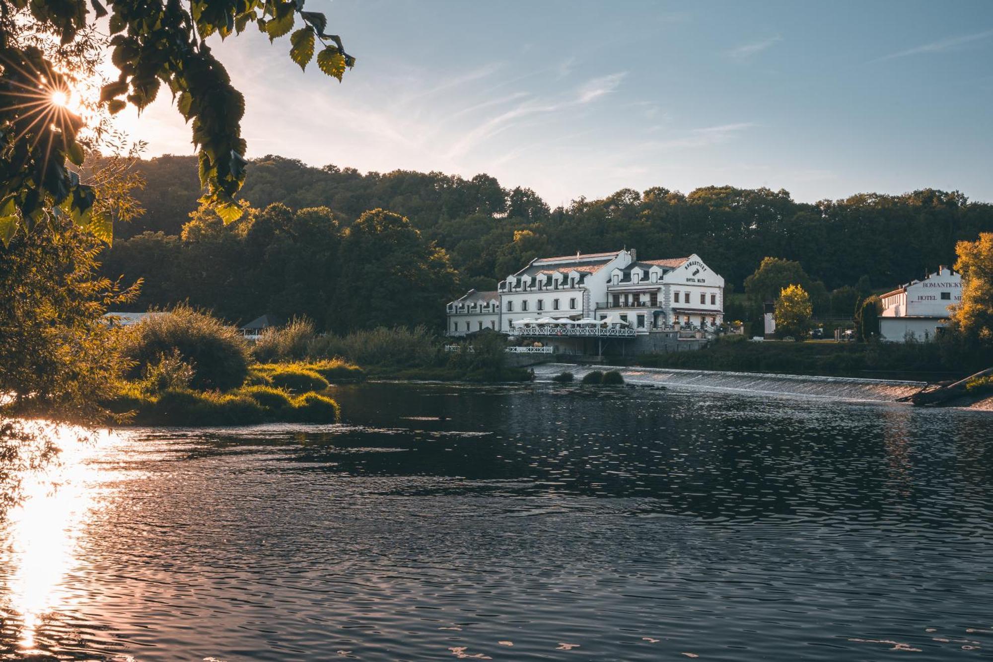 Romantic Hotel Mlyn Karlstejn ภายนอก รูปภาพ