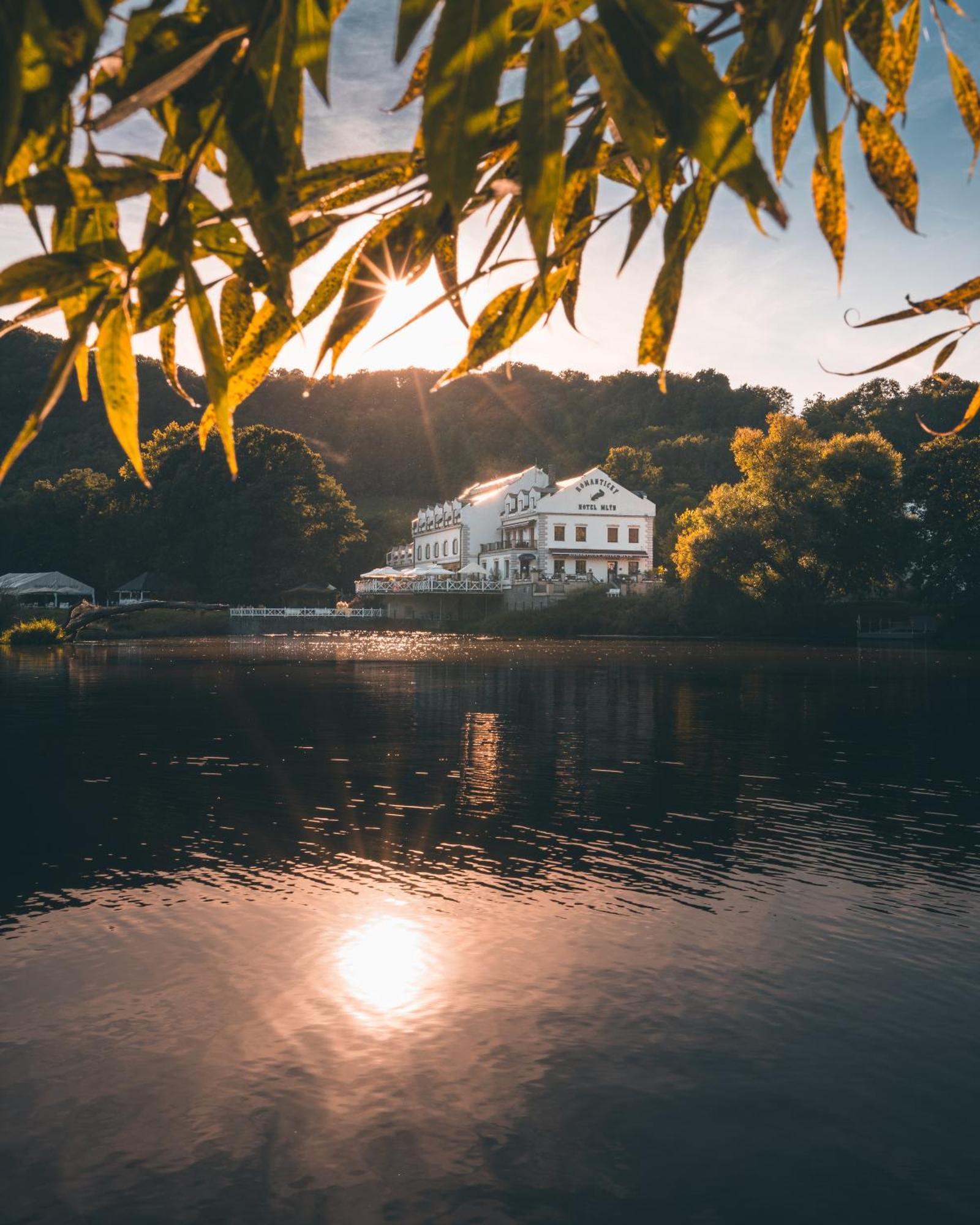 Romantic Hotel Mlyn Karlstejn ภายนอก รูปภาพ