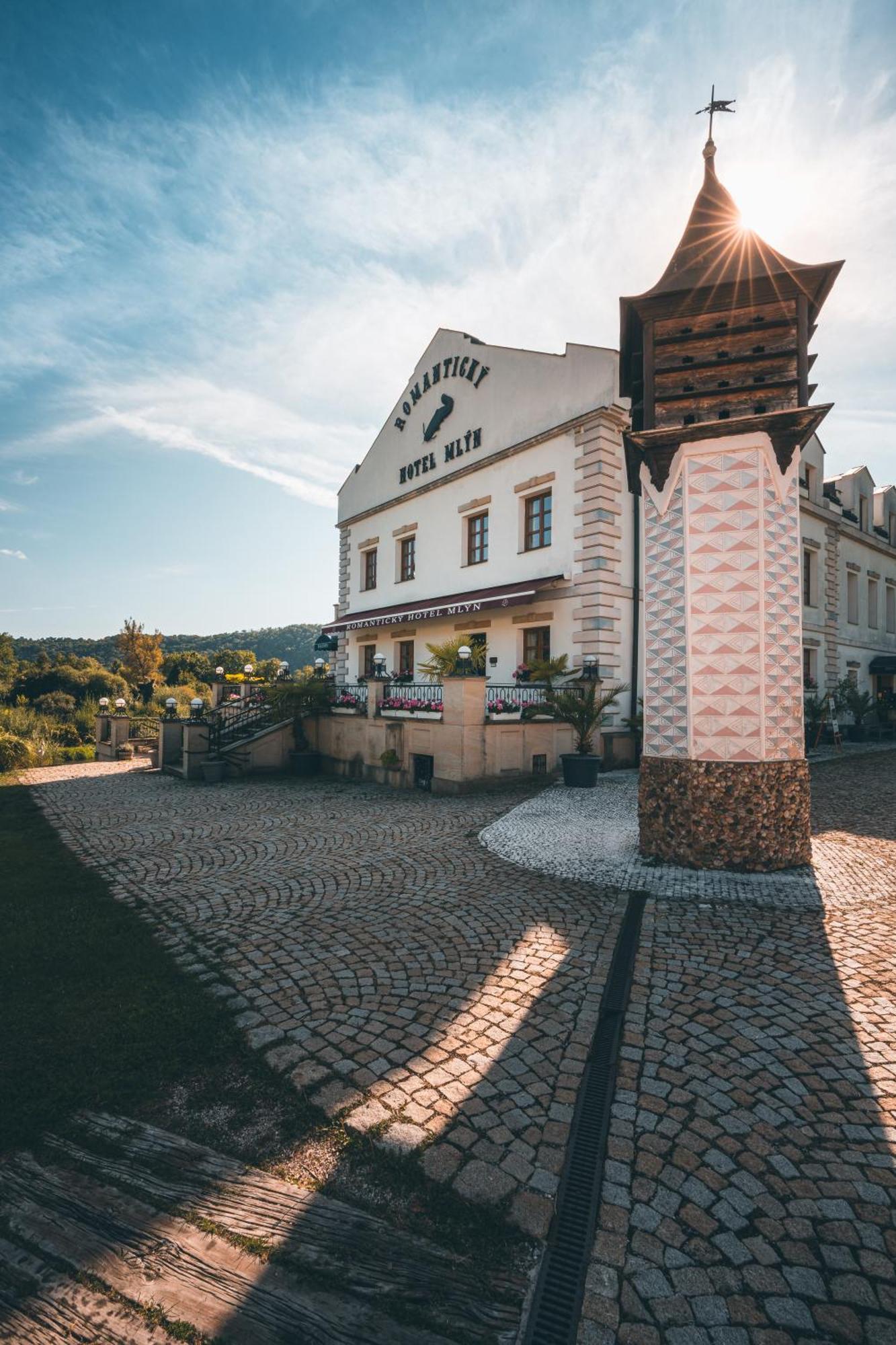 Romantic Hotel Mlyn Karlstejn ภายนอก รูปภาพ