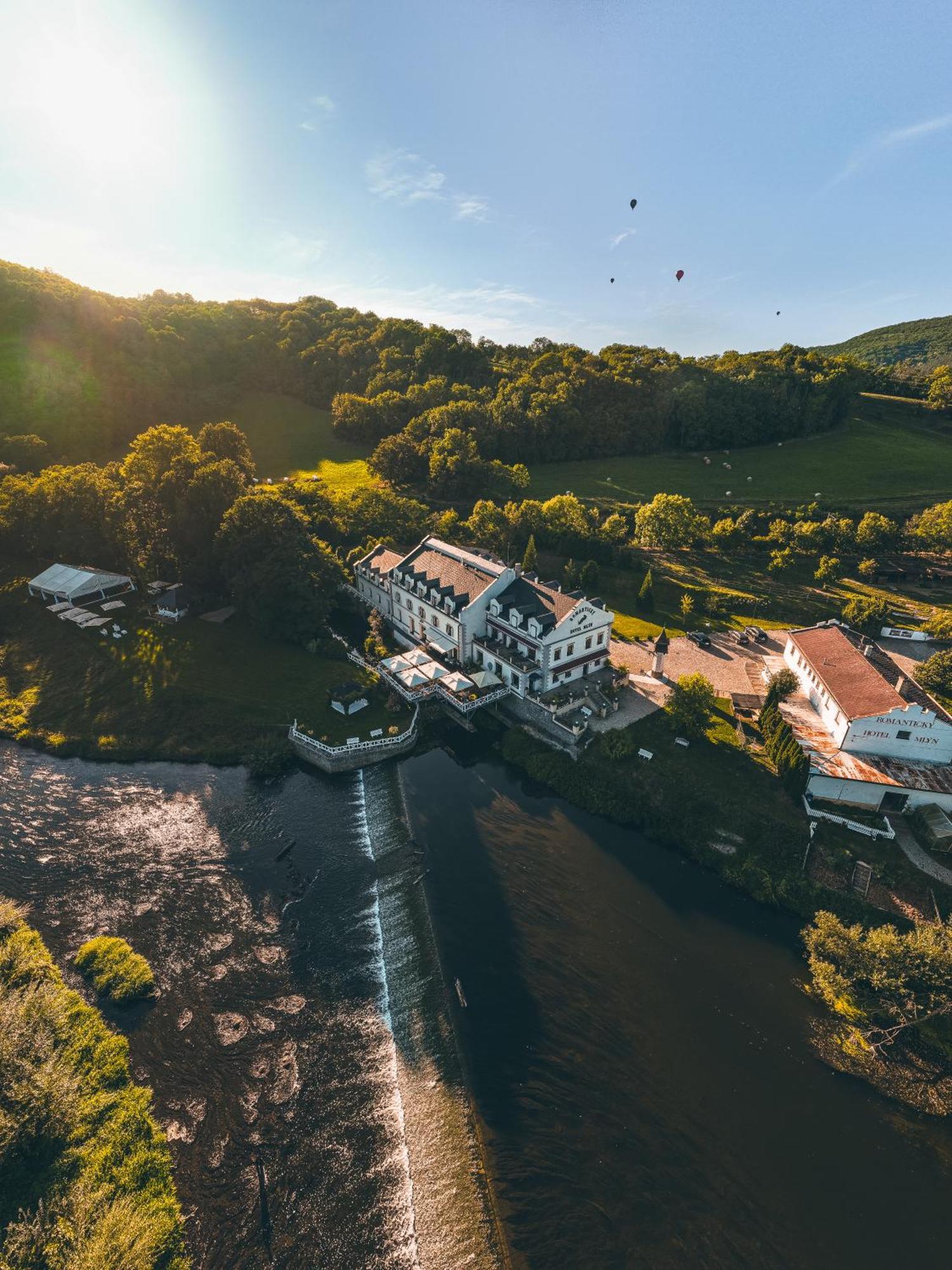 Romantic Hotel Mlyn Karlstejn ภายนอก รูปภาพ