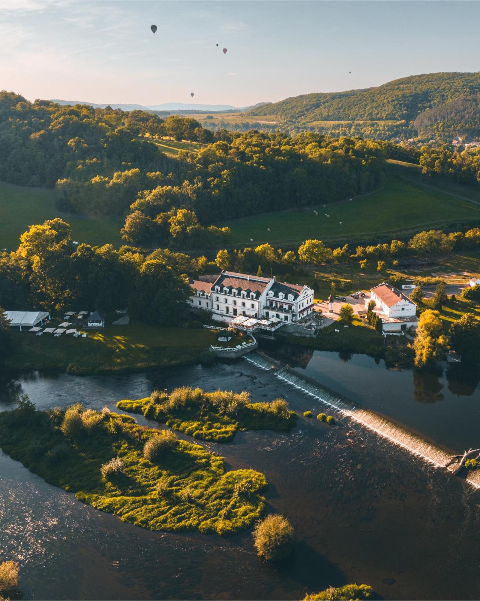 Romantic Hotel Mlyn Karlstejn ภายนอก รูปภาพ