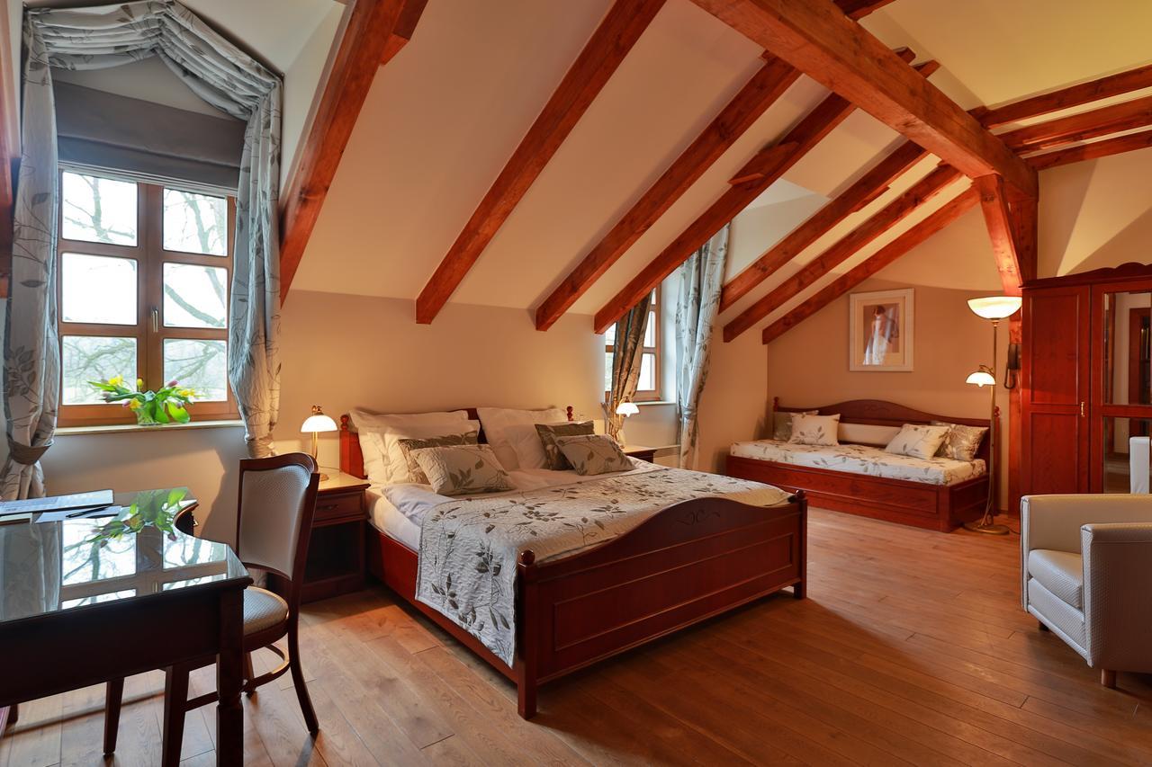 Romantic Hotel Mlyn Karlstejn ภายนอก รูปภาพ