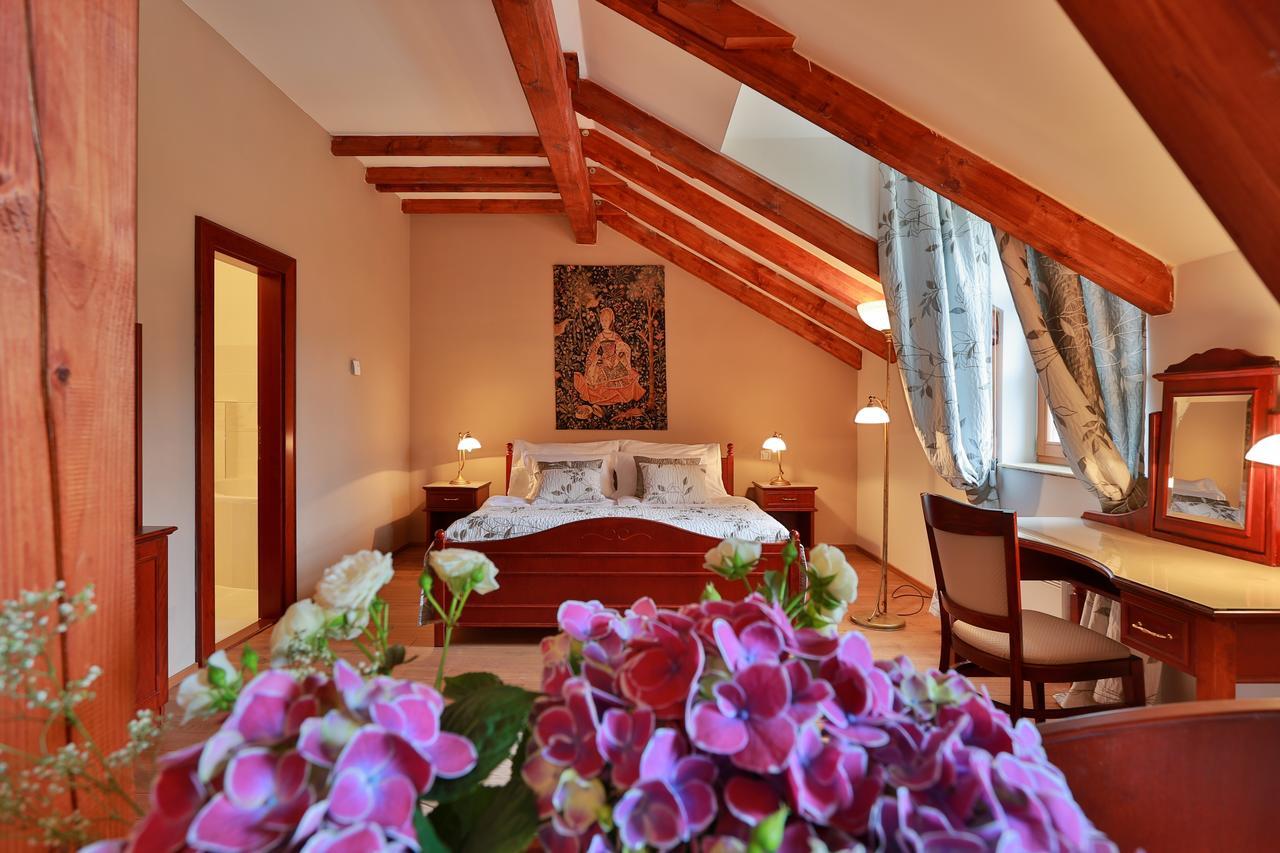 Romantic Hotel Mlyn Karlstejn ภายนอก รูปภาพ