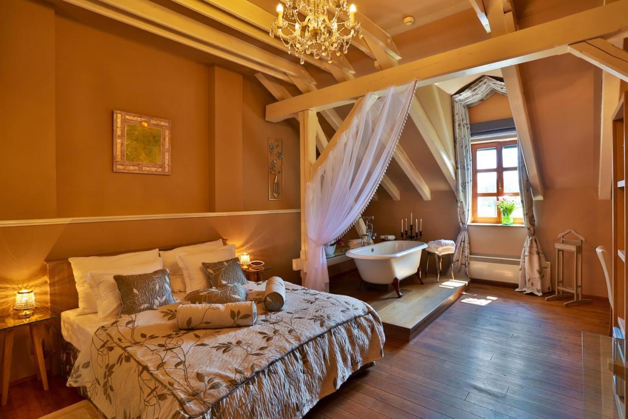 Romantic Hotel Mlyn Karlstejn ภายนอก รูปภาพ